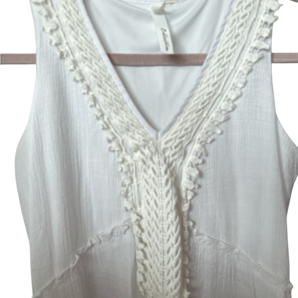 Chic White Maxi Dress with Lace Detail - Picture 2 of 6